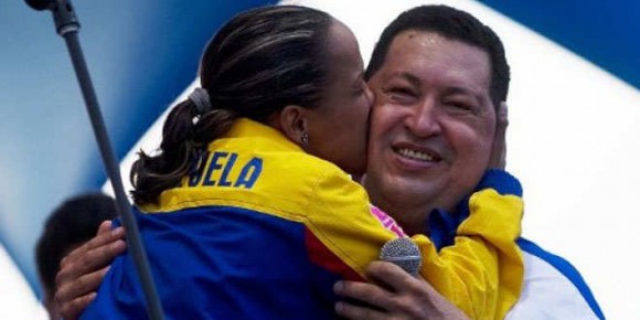 chavez-abrazo-mujer-580x290
