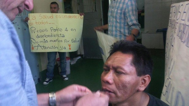 presos se cosen la boca0