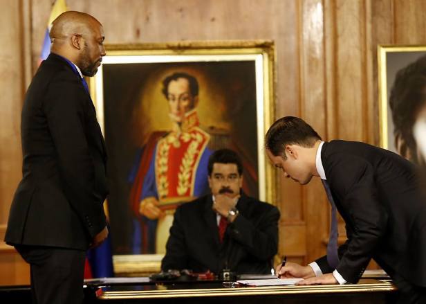 maduro-firma-arco-minero-1