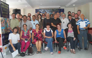 El grupo de directores y representantes de los Festivales Internacionales de Poesía reunidos en Medellín