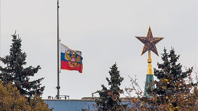 bandera-rusa-a-media-asta