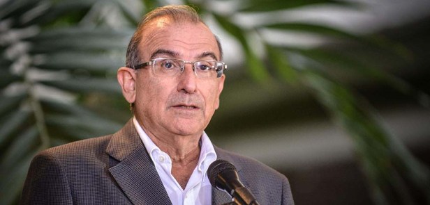 The head of the Colombian government's peace talks delegation, Humberto de la Calle, delivers a press conference, on February 10, 2013 in Havana. AFP PHOTO/ADALBERTO ROQUE