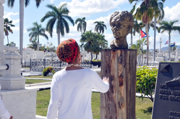 rinde_homenaje_piedad_cordoba_ruiz__marti_y_fidel_santiago_de_cuba__cv_q