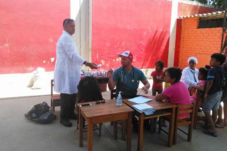 cuba-medicos-peru7