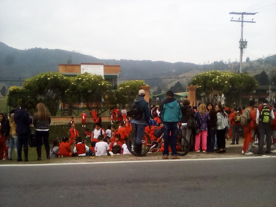 En Facatativá  protestan padres de familia y estudiantes por falta de&nbsp;alimentación