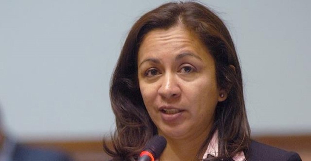 Más condenas a indulto agudizan aislamiento de presidente&nbsp;peruano
