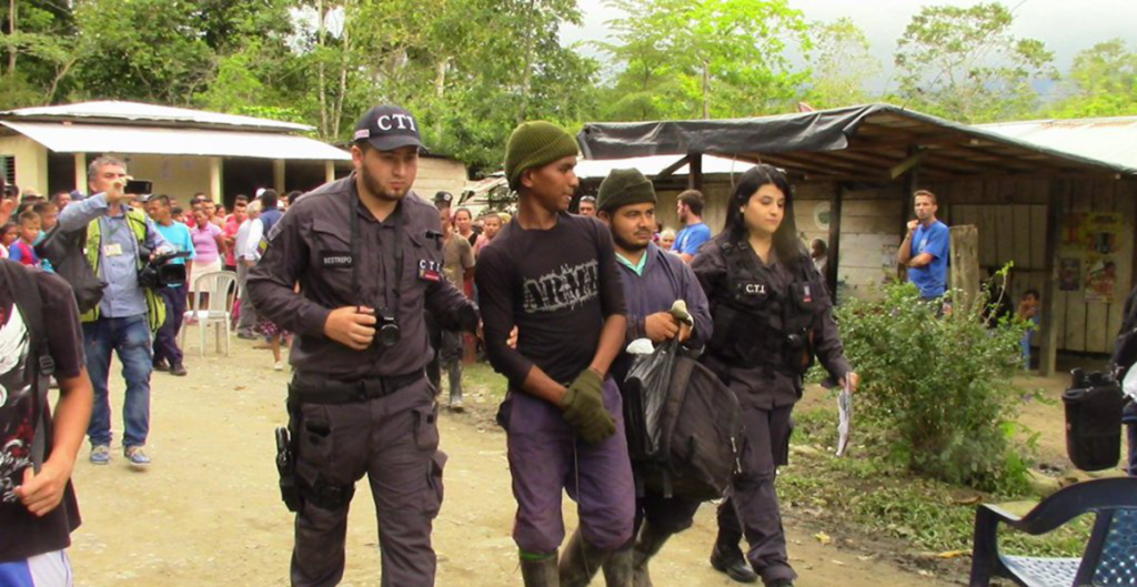 COLOMBIA|Comunidad de Paz de San José de Apartadó entregó al CTI los dos parmilitares&nbsp;capturados