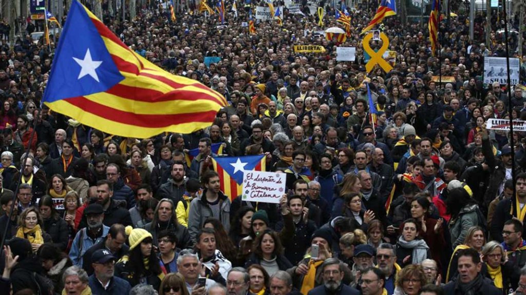 Miles de personas se manifiestan en Barcelona tras el arresto de&nbsp;Puigdemont
