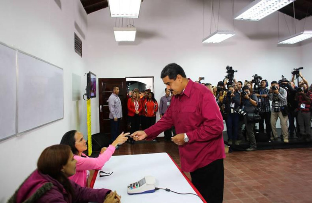 Maduro ejerció su derecho al voto y llamó al pueblo a sufragar para celebrar la&nbsp;democracia