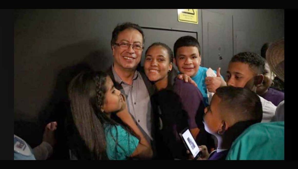 Petro el único que asistió al debate con los niños, y la falsedad de la «Voz Kids» (+&nbsp;Videos).