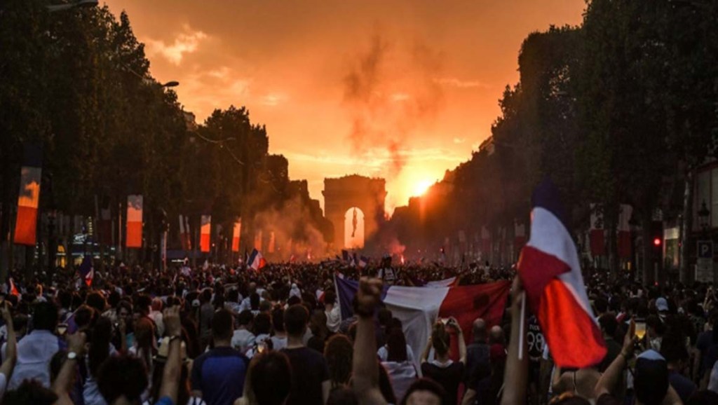 Una Francia trasnochada recibe a sus&nbsp;héroes