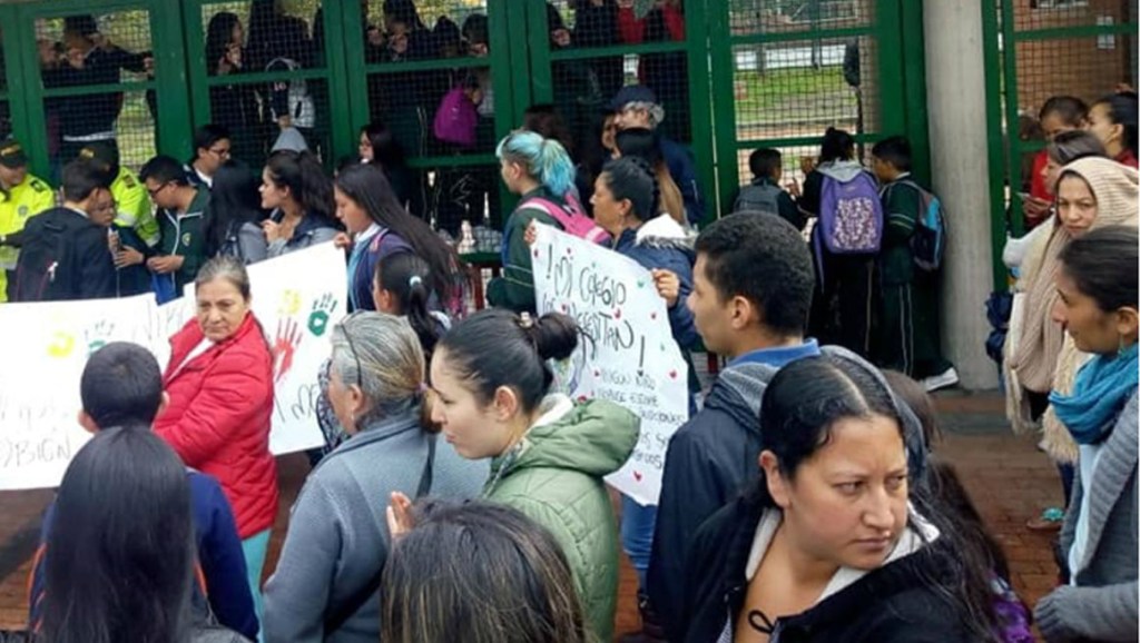 En Bogotá, muros a punto de caer y aulas sin techo originan protesta estudiantil que aún continúa en INEM de&nbsp;Kennedy