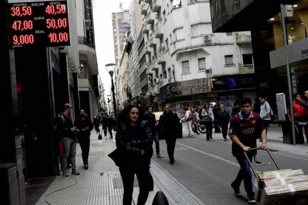 Tras discurso de Macri y paquete de medida, dólar sube en&nbsp;Argentina