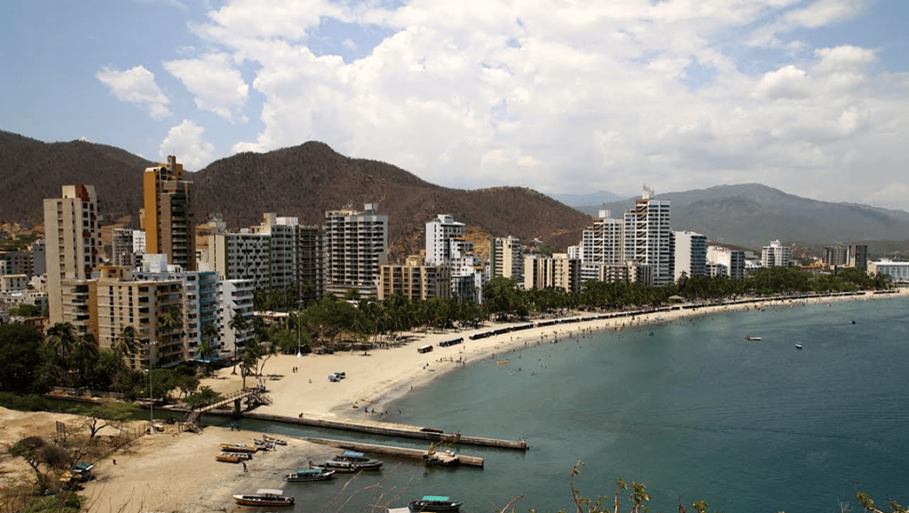 GREMIOS ATACAN A CORRESPONSAL DE NOTICIAS CARACOL PARA MANTENER OCULTA REALIDAD AMBIENTAL DE PLAYAS EN SANTA&nbsp;MARTA