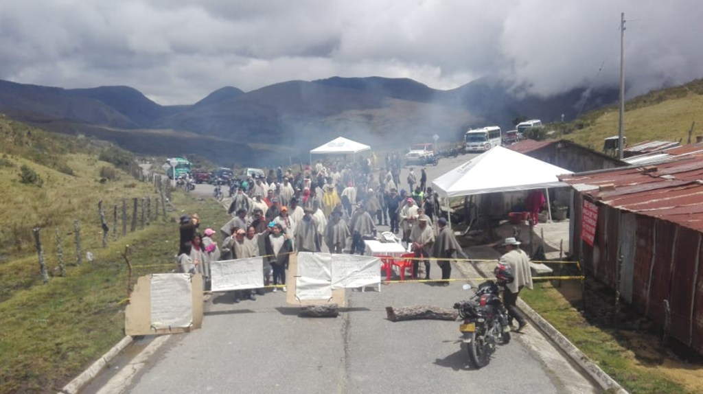 Campesinado del Sumapaz con bloqueos de vías exige soluciones oportunas a sus&nbsp;necesidades