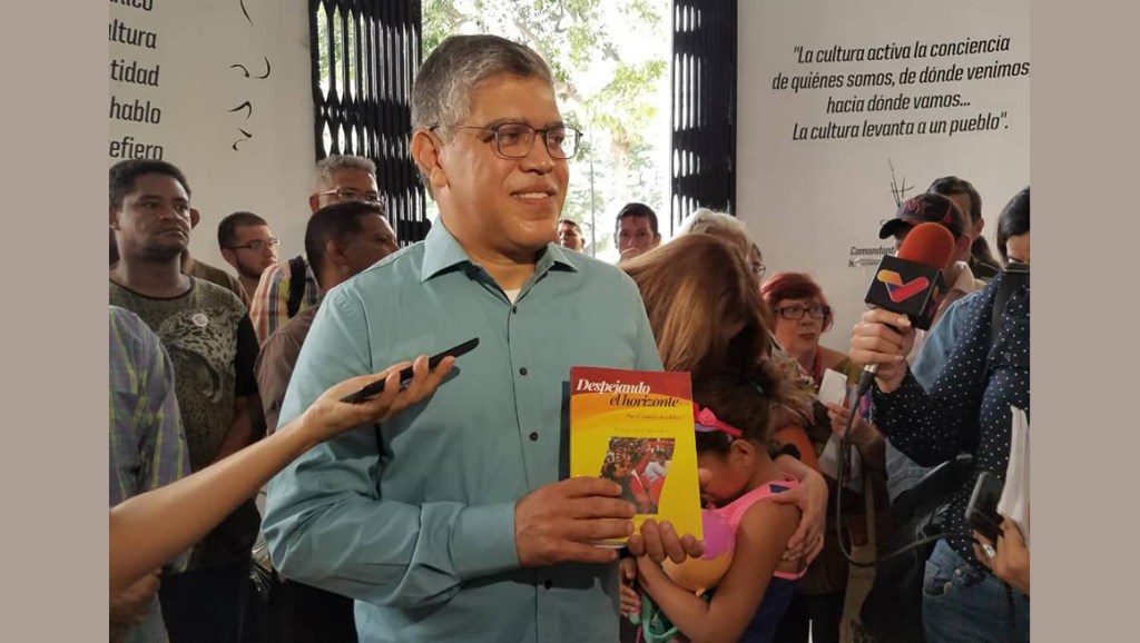 Presentaron en Filven libro Despejando el horizonte por el camino de&nbsp;Chávez