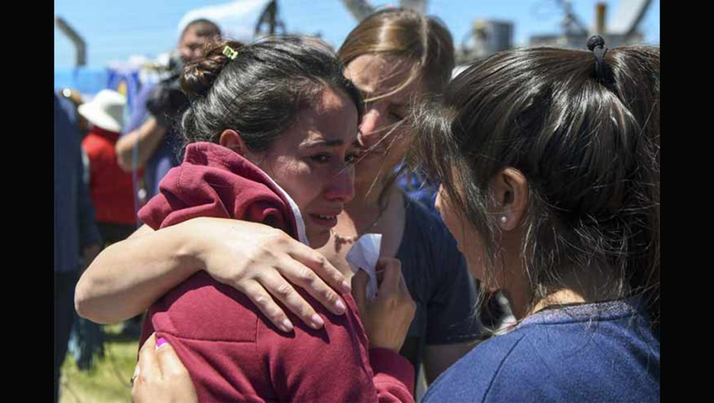 Llanto y dolor de familiares de oficiales del ARA San&nbsp;Juan