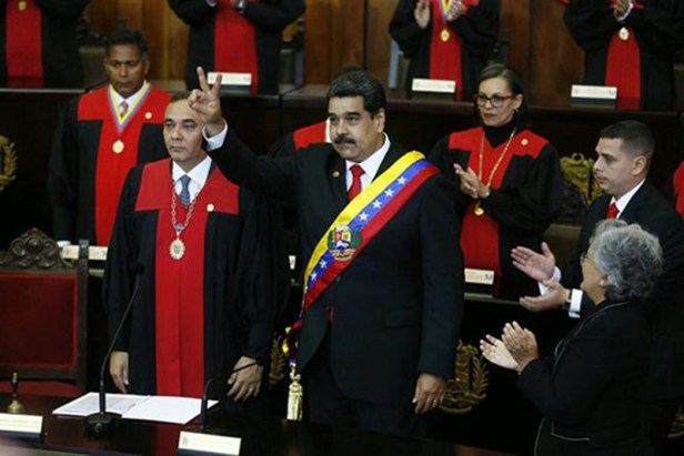 imponen-banda-presidencial-nicolas-maduro-02-580x387