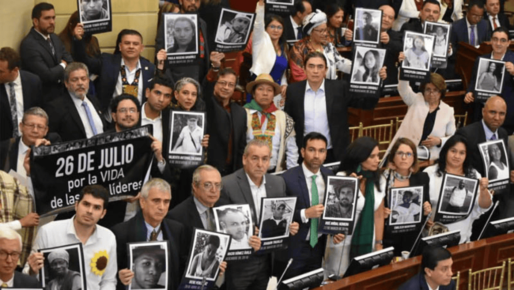 ¡Ni uno más!, exclaman con fuerza las bancadas de la oposición en el Congreso&nbsp;colombiano
