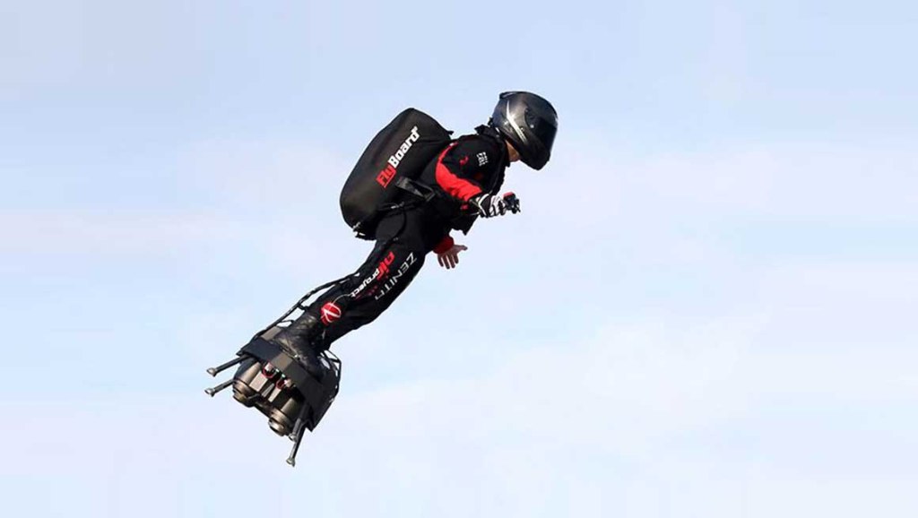 Francés Franky Zapata atraviesa Canal de la Mancha en su&nbsp;flyboard
