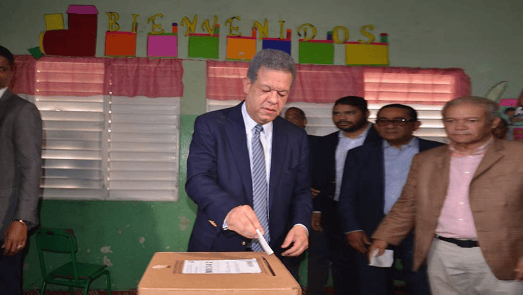 Expresidente Leonel Fernández ejerce voto en primarias&nbsp;dominicanas