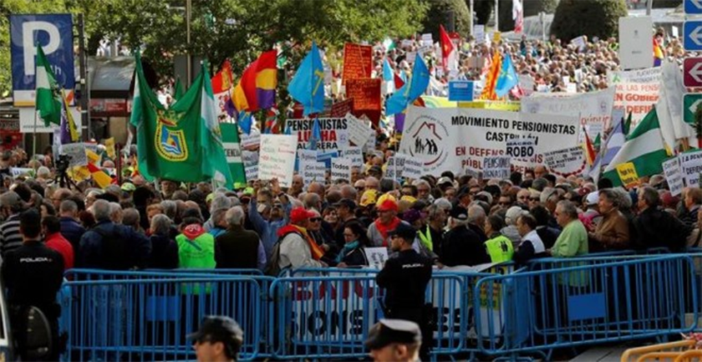 Miles de jubilados llegados de toda España marchan hasta el Congreso para exigir la revalorización de sus&nbsp;pensiones
