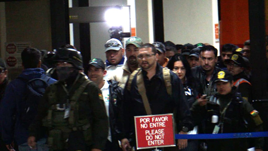 Camacho llega a La Paz con fuerte resguardo policial en medio de protestas por su discurso&nbsp;«golpista»