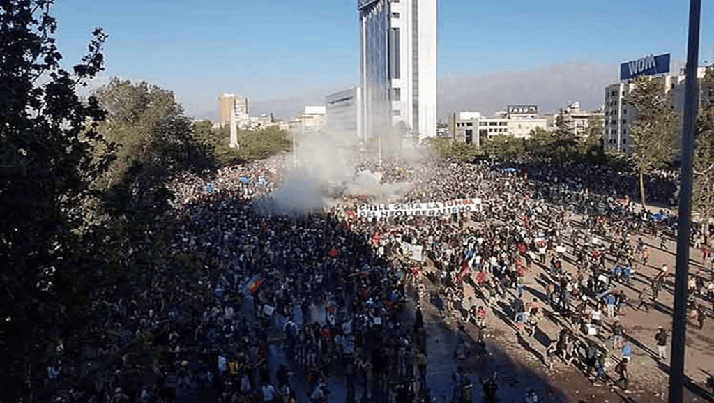 Chilenos en las calles por nueva Constitución y contra la&nbsp;desigualdad
