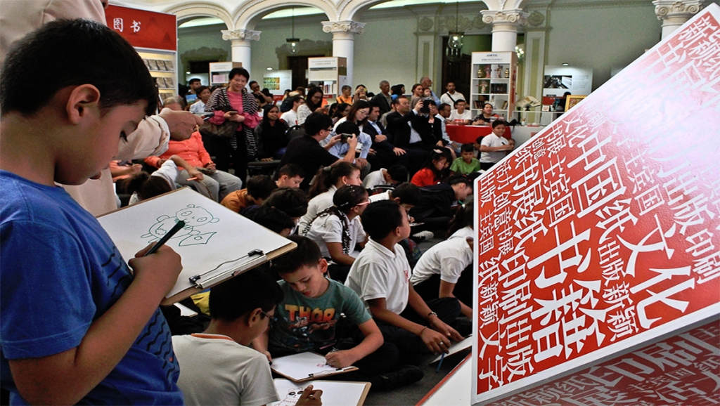 Niñas y Niños disfrutan de ilustraciones Chinas en la Filven&nbsp;2019