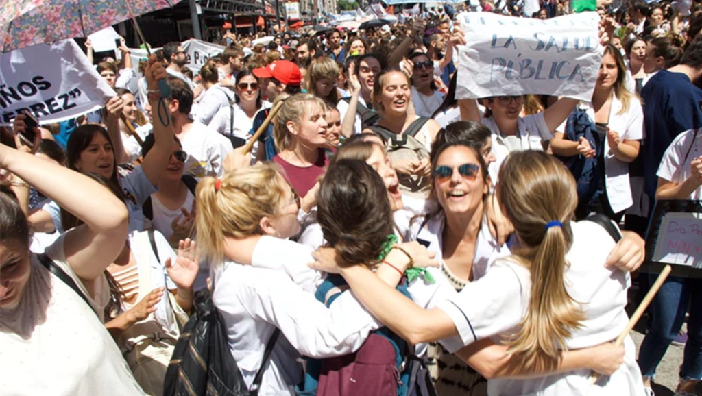 Paro y movilización de médicos porteños en rechazo a la ley que regula la actividad de residentes y&nbsp;concurrentes