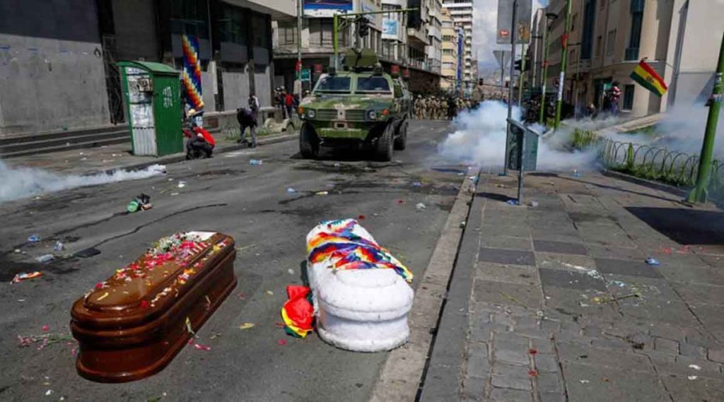 Policía de Bolivia reprime marcha que llevaba los ataúdes de otros&nbsp;manifestantes