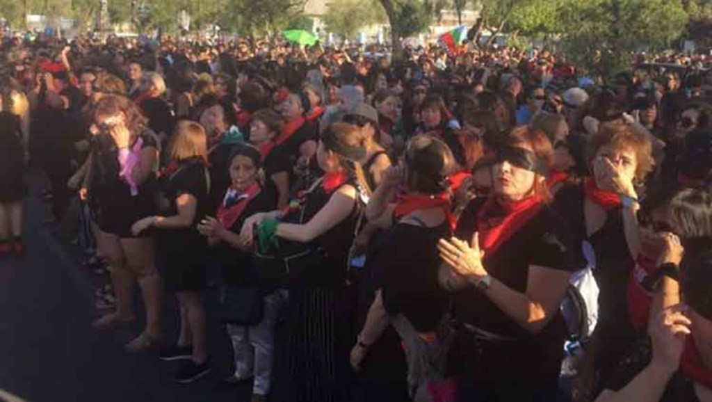 Miles de mujeres en Estadio Nacional de Chile: El violador eres&nbsp;tú