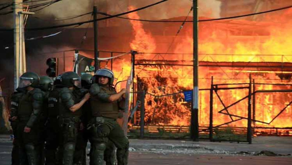 Un muerto y varios heridos en madrugada de violencia en&nbsp;Chil