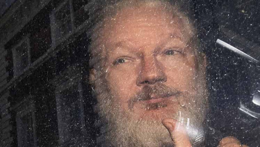 Assange pasa a convivir con otros reclusos en cárcel de&nbsp;Londres