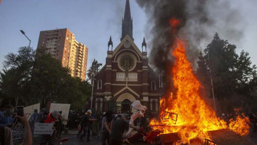 Represión e incendio en primera protesta del año en&nbsp;Chile