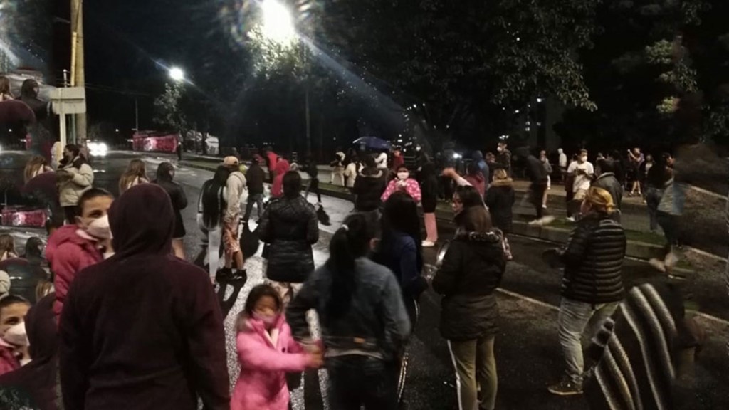 Con cacerolazos, siguen pidiendo ayuda en la capital de&nbsp;Colombia