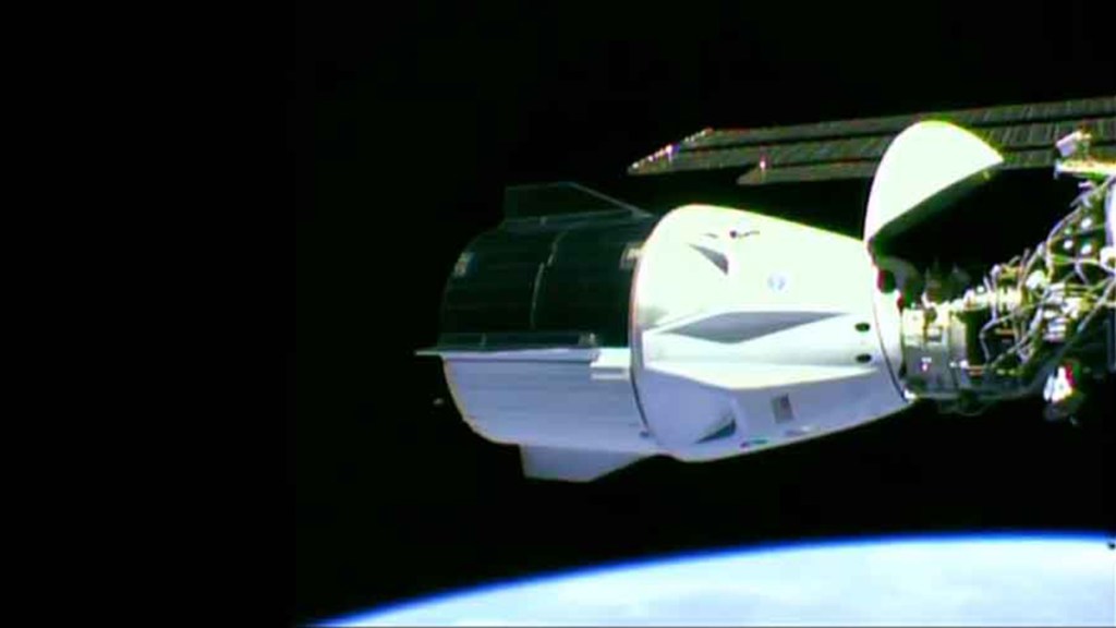 Nave tripulada Crew Dragon atraca en Estación Espacial&nbsp;Internacional