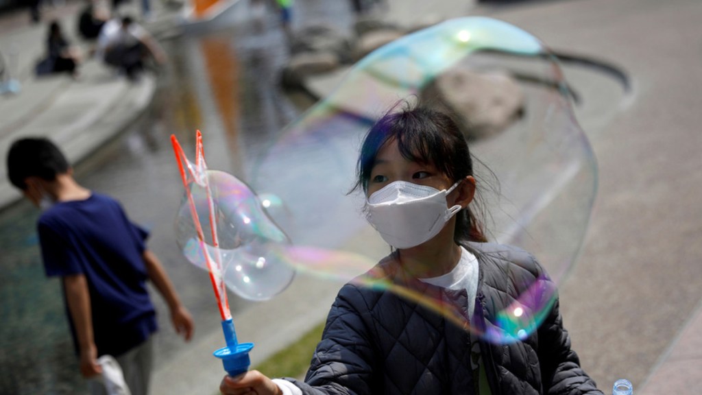 Un informe predice hasta dos años más de pandemia y describe tres posibles escenarios de&nbsp;futuro