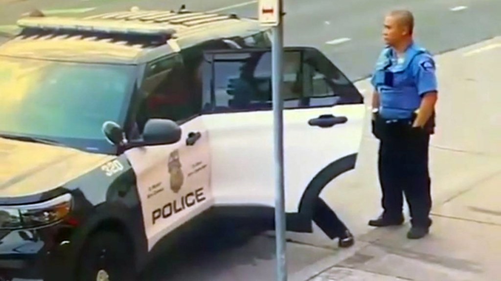 VIDEO: Nuevas imágenes de la detención de George Floyd muestran a los agentes forcejeando con él dentro del&nbsp;patrullero