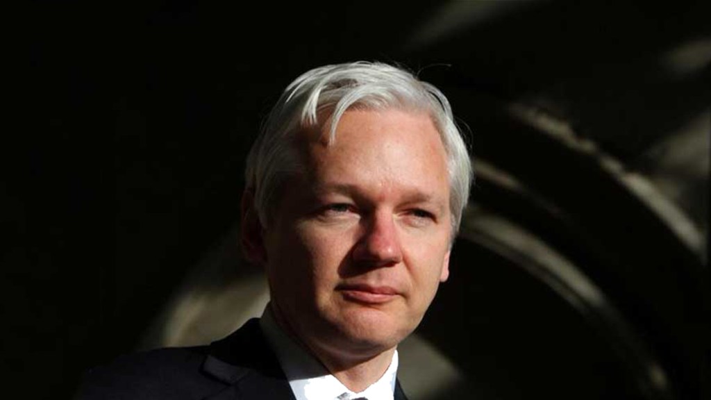 Assange vuelve al banquillo, al reanudarse su juicio de&nbsp;extradición