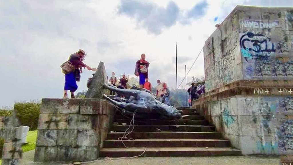 Pueblo misak en Colombia derriba símbolo de&nbsp;esclavitud