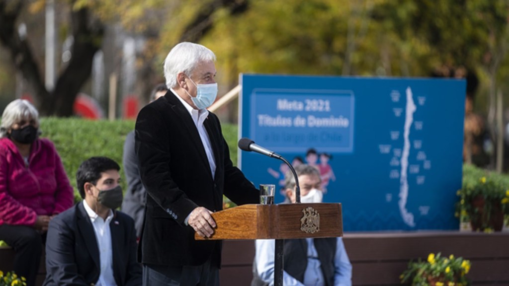 Piñera recurre a su vieja militancia&nbsp;falangista