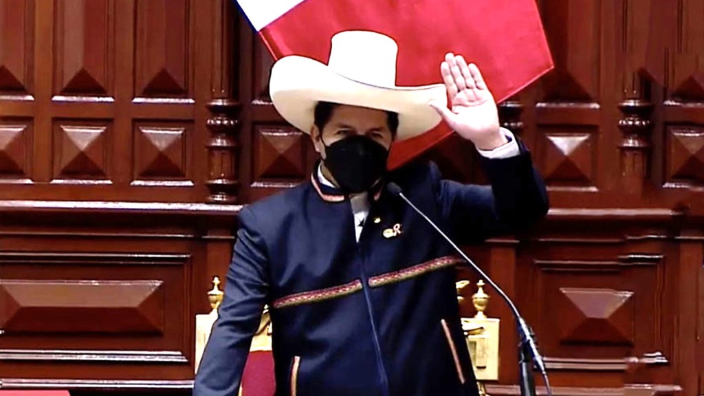 «Juro por un país sin corrupción y una nueva Constitución»: Pedro Castillo asume la presidencia de&nbsp;Perú