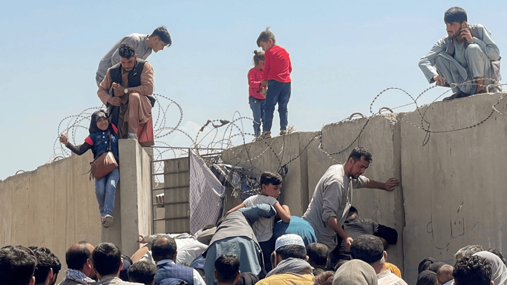 Pánico y caos en el aeropuerto de Kabul: afganos desesperados se aferran a aviones y algunos parecen caer desde el aire&nbsp;(VIDEOS)