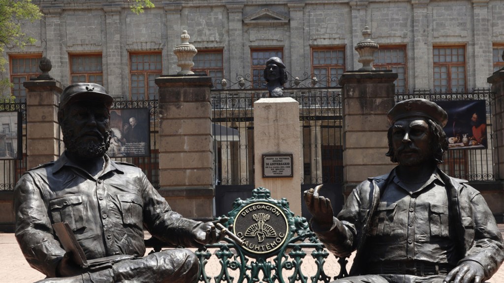 Detienen a dos hombres por lanzar pintura blanca y vandalizar la escultura de Fidel Castro y el Che Guevara en&nbsp;México