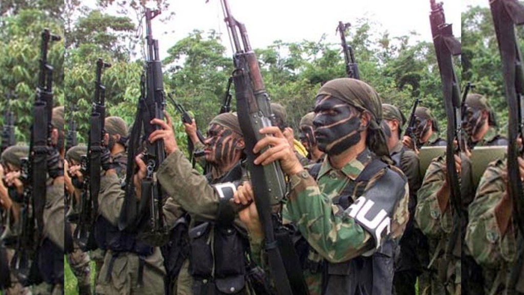 MIENTRAS URIBE HABLA MIERDA: Paramilitares colombianos en&nbsp;Venezuela.