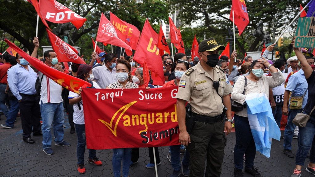 Con barricadas y represión en las calles transcurrió el segundo día de las protestas en Ecuador por el precio de los&nbsp;combustibles