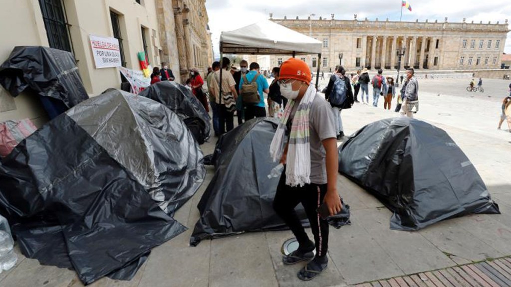 Jóvenes de La Guajira continúan huelga de hambre en la Plaza de Bolívar.&nbsp;Bogotá