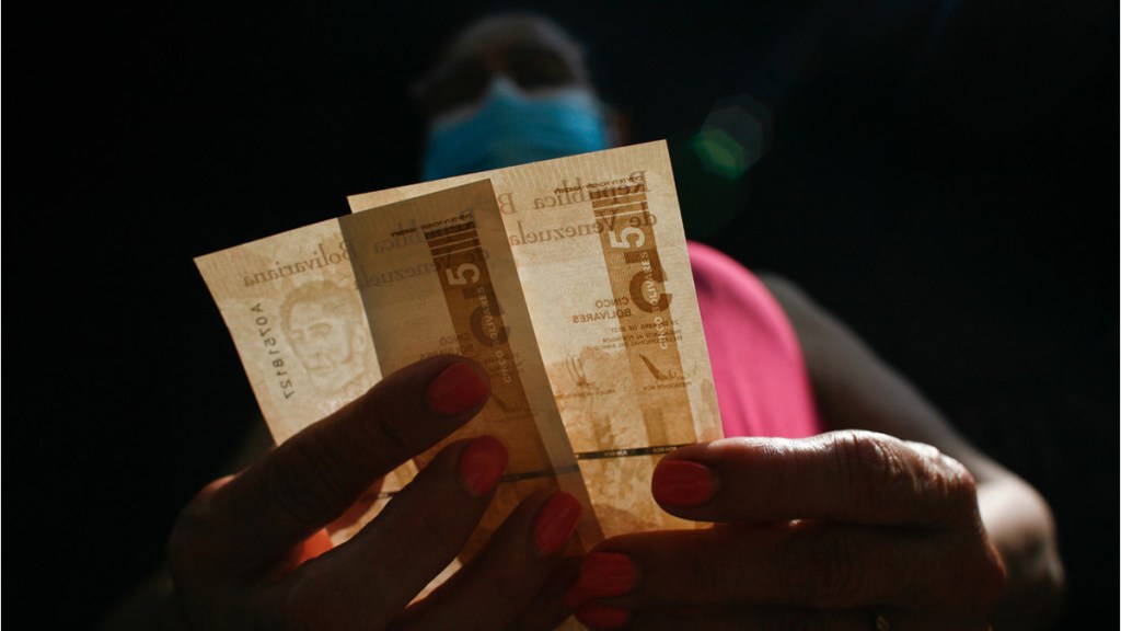 El uso del bolívar gana terreno frente al dólar después de años de precipitada devaluación: ¿qué pasa en la economía&nbsp;venezolana?