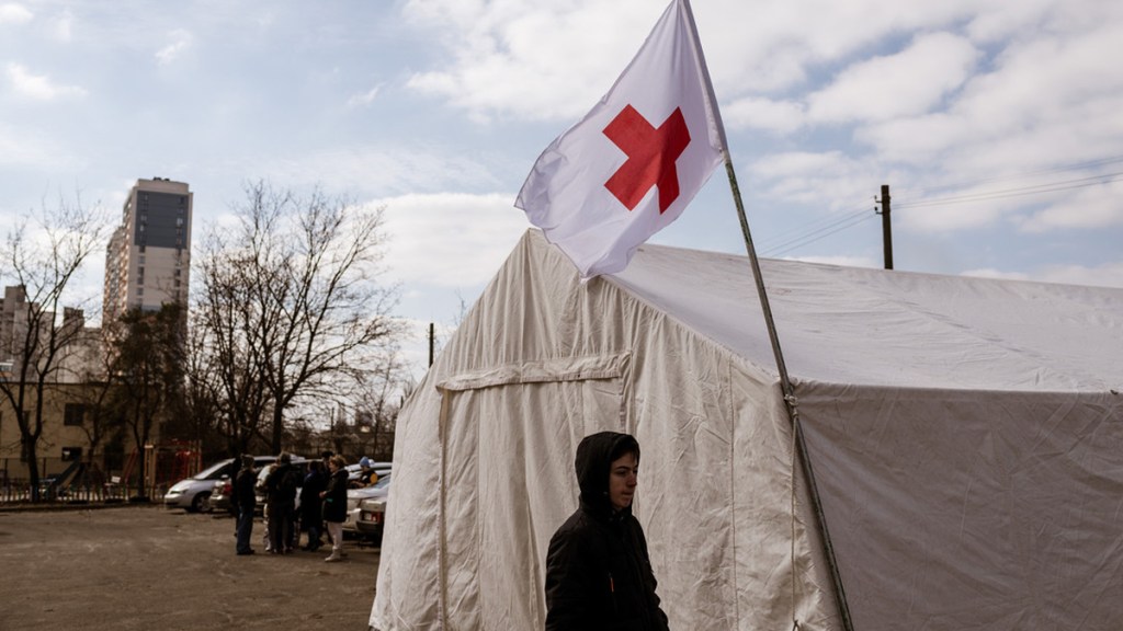 Kiev califica de «inaceptable» la decisión de la Cruz Roja de abrir una oficina para refugiados ucranianos en Rusia y le insta no&nbsp;hacerlo